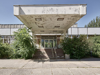 Eingang des Gebäudes K 11 auf dem Gelände des BfS in Berlin-Karlshorst (Bild anzeigen)