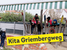 Bild von Kindern, die unter einer Markise auf einem Spielplatz spielen, mit der Überschrift Kita Griembergweg
