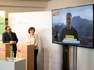 BfS-Präsidentin Dr. Inge Paulini und der Parlamentarische Staatsekretär Christian Kühn verfolgen die Videobotschaft Manuel Neuers