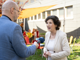 BfS-Präsidentin Dr. Inge Paulini im Interview mit einem Reporter des Senders NDR